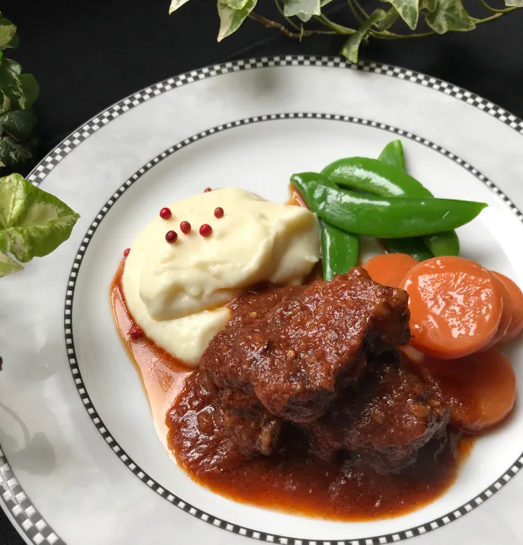 🐃和牛スネ肉でBoeuf bourguignon/牛赤ワイン煮🍷|Hollyさん