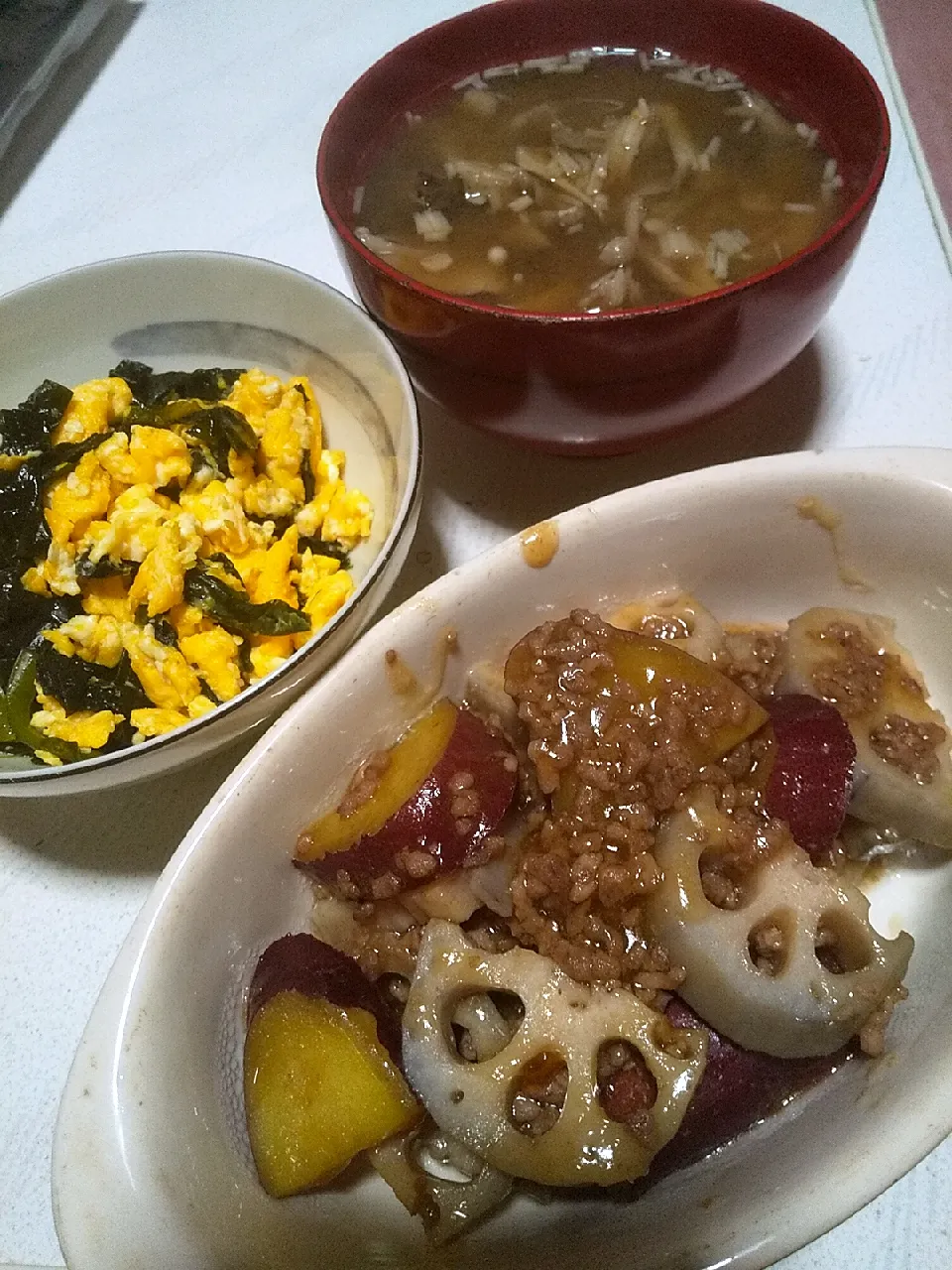 今日のお昼
※レンコンとさつま芋の甘酢そぼろ
※わかめと玉子のにんにく鶏ガラ炒め
※きのこのお味噌汁|れあMIXさん