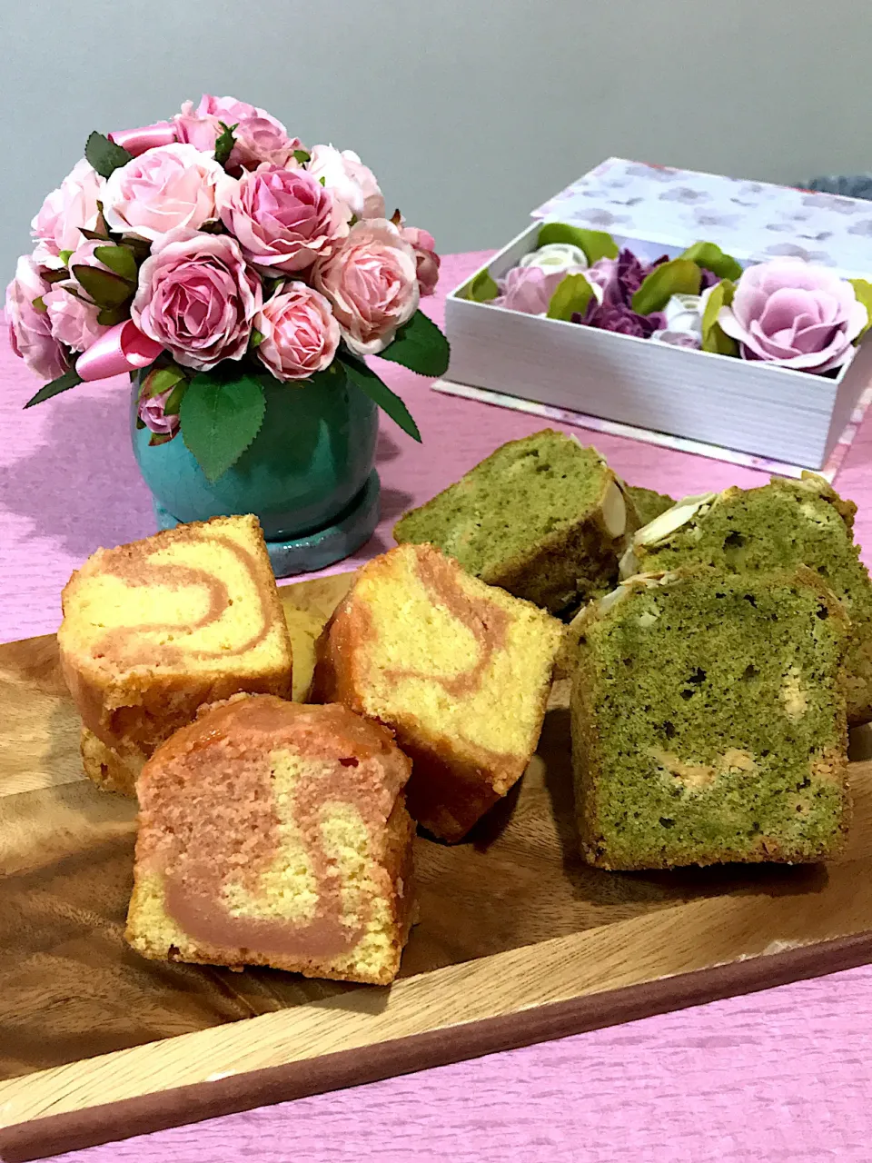 糀甘酒入りいちご🍓のパウンドケーキ&抹茶のホワイトチョコ入りパウンドケーキ|いっちゃんさん