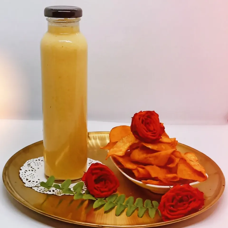 Mango lassi and spicy tapioca chips.|Priyamayaさん