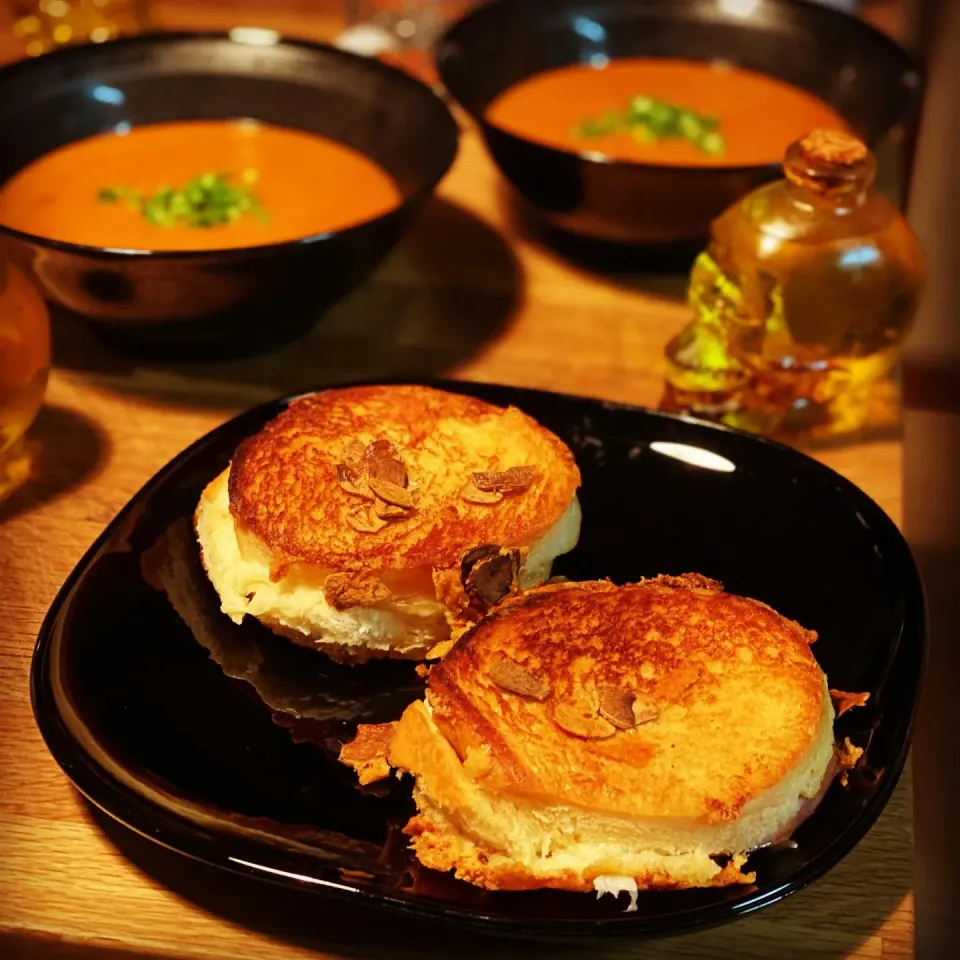 Snapdishの料理写真:Homemade Tomato Potage Soup 🍲 with Negi and Pan Fried in Butter & Garlic Cheese and ham Sandwich 🥪 
#soup #sandwich #homemade #freshsoup #chefemanuel|Emanuel Hayashiさん