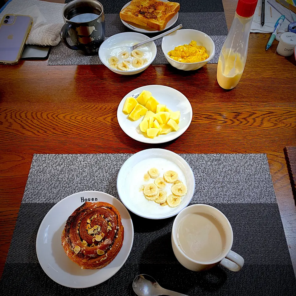 2月18日　朝ごはん　チョコロールパン、カフェオレ、ヨーグルトバナナ、林檎|yakinasuさん