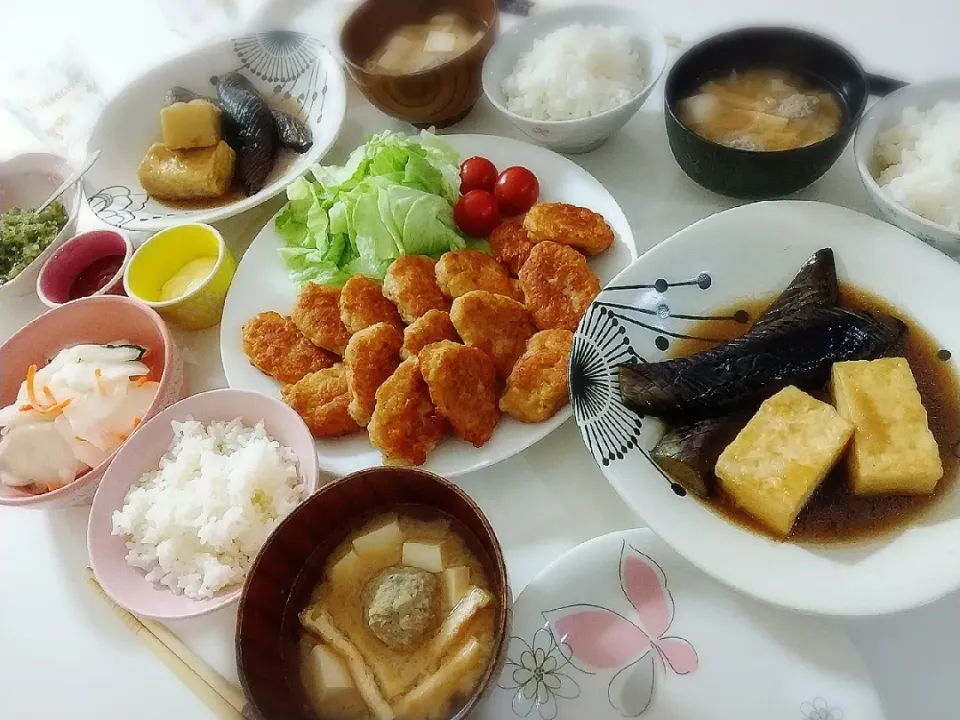 夕食(*^^*)
鶏むね肉と長芋のナゲット&サラダ
茄子と豆腐の揚げ出し
かぶの浅漬け
山形だしきゅうり
お味噌汁(魚のつみれ、豆腐、油揚げ)|プリン☆さん