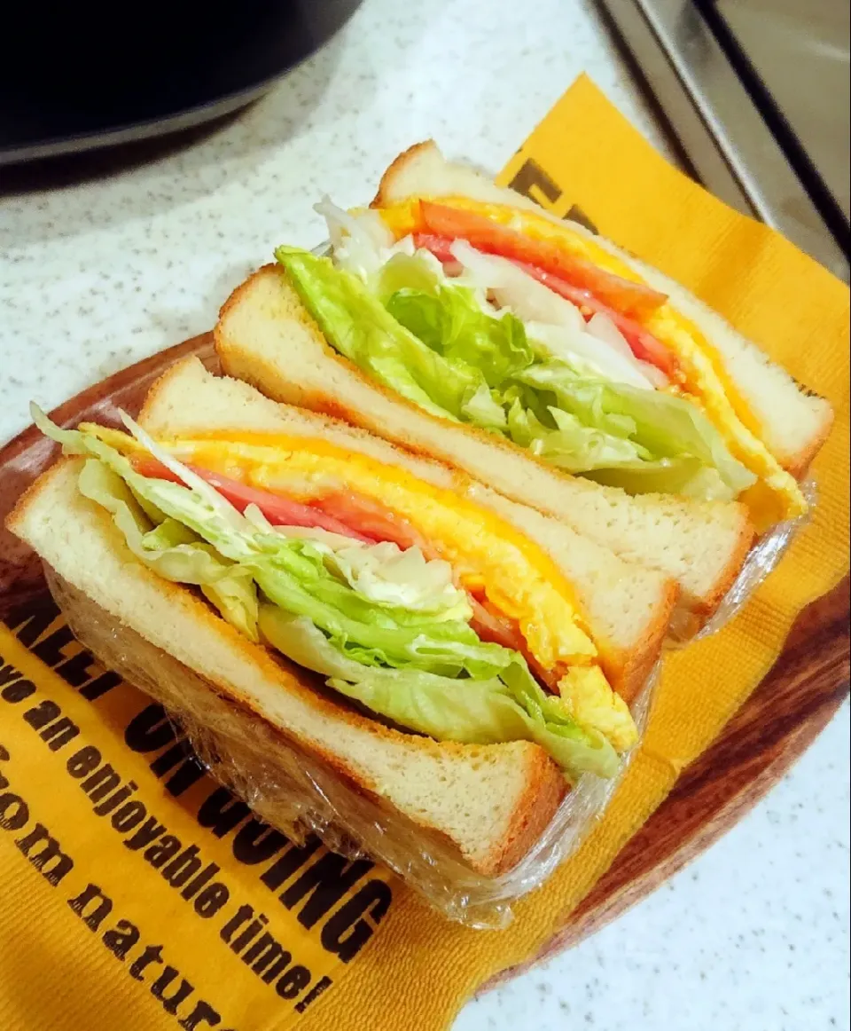 雑ぃトーストサンドイッチ🥪
#ハム#レタス#オムレツ#チェダーチーズ
#新玉ねぎ#スプレッタブル|GGGさん