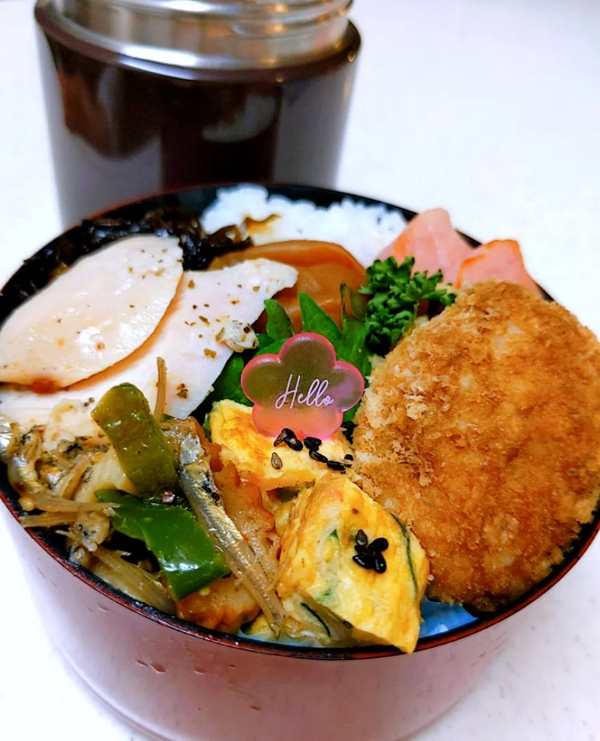 Snapdishの料理写真:今日の弁当★
昨日は久々におかずを作り置き。簡単で詰めただけのお弁当です（笑）お味噌汁付き。行ってらしゃい~ヾ(｡˃ ᵕ ˂ )ྀིﾉﾞ|yuriさん