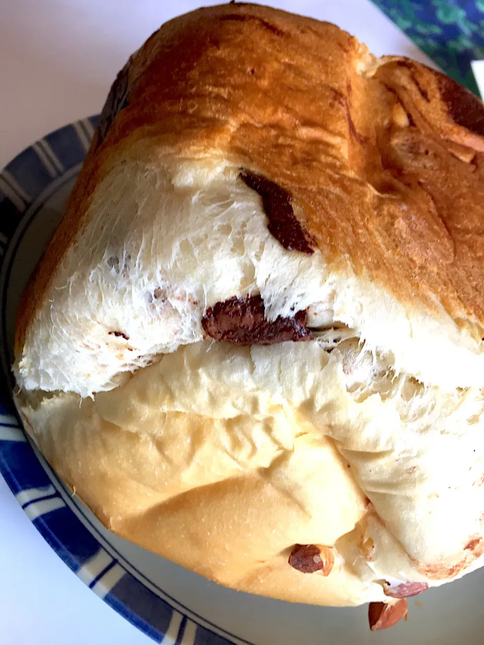 チョコレートとクランチアーモンドのブリオッシュ食パン🍞|さくたえさん