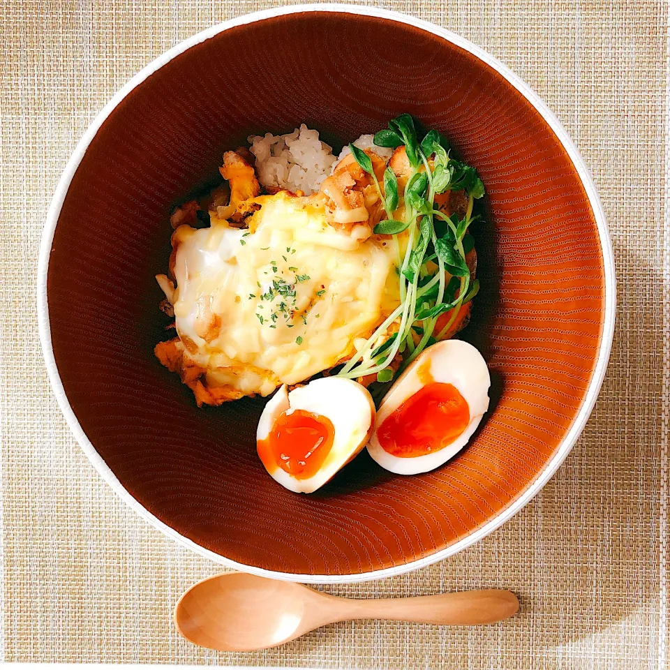 とろーりチーズの親子丼〜追いたまごを添えて〜|ひよこさん