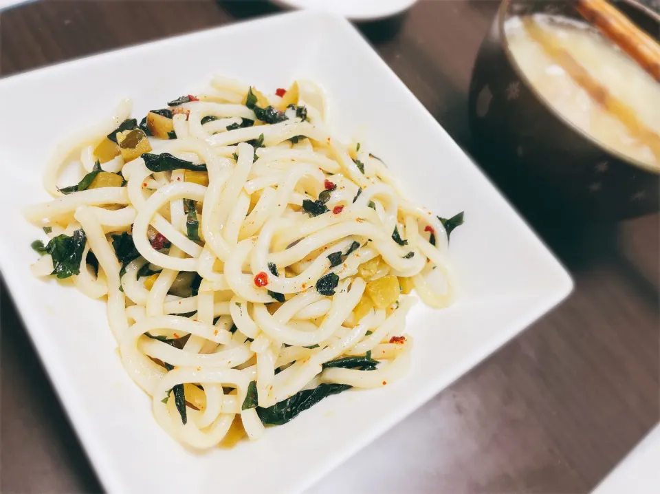 ワカメとカリカリ梅の焼きうどん|ころろんさん