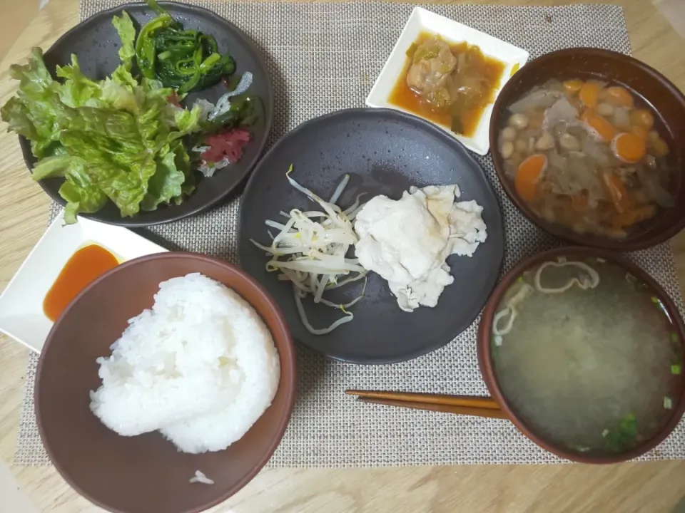 白飯
わかめの味噌汁
温豚しゃぶ
豚肉と白ネギの甘煮
人参とレンコンと椎茸と大豆の煮物
ほうれん草の塩ゆで
ちぎりレタスの海藻サラダ|あぎふぁんさん