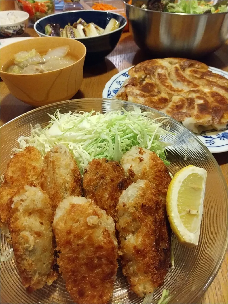 冷凍だけど、カキフライに餃子でなんとか夕飯成立|まきごろうさん