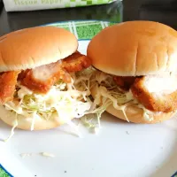 バーガー🍔

彼氏がパパッと作ってくれたお昼ご飯🍴|由 美さん