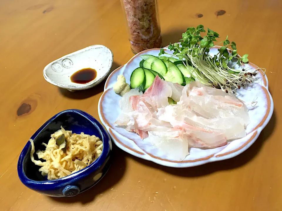 Snapdishの料理写真:昨日の夕方に義兄が釣った石鯛のお刺身と、切り干し大根のレモン醤油漬け🤤|さくたえさん