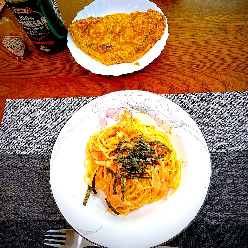 Snapdishの料理写真:明太子パスタクリームソース、ニンニクの芽と牛肉炒めのオムレツ|yakinasuさん