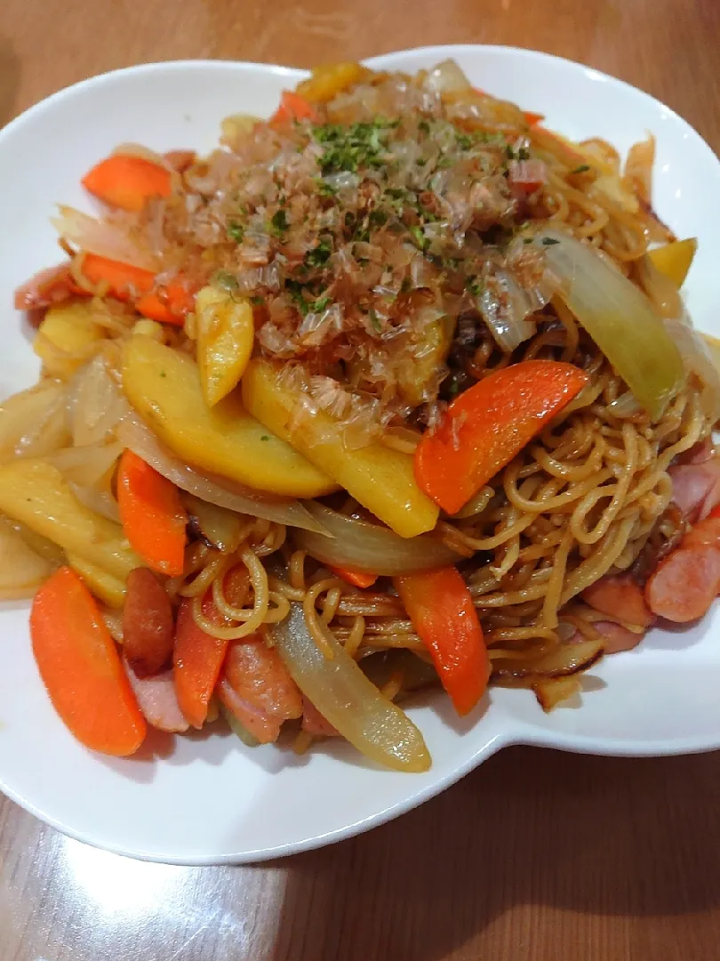 家事ヤロウのレシピ作ってみました📺
カレーしょう油焼きそば😋|みぽりん♪さん