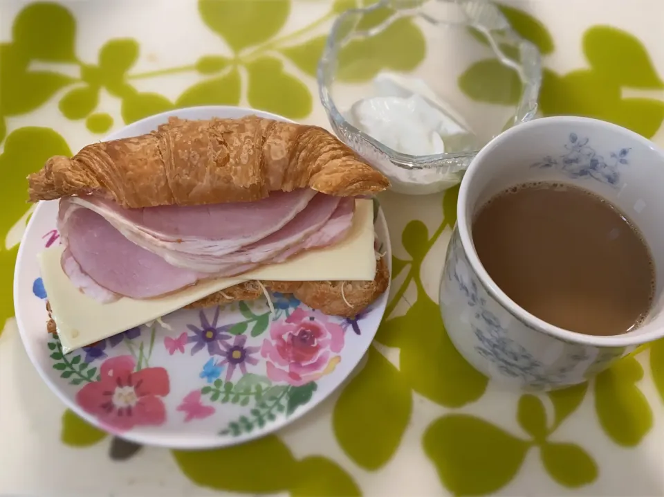 Snapdishの料理写真:低糖質クロワッサンでハムチーサンド|かごめさん