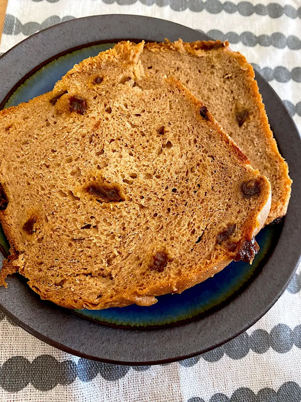 Snapdishの料理写真:ＨＢで天然酵母全粒粉レーズン食パン🍞|1614さん