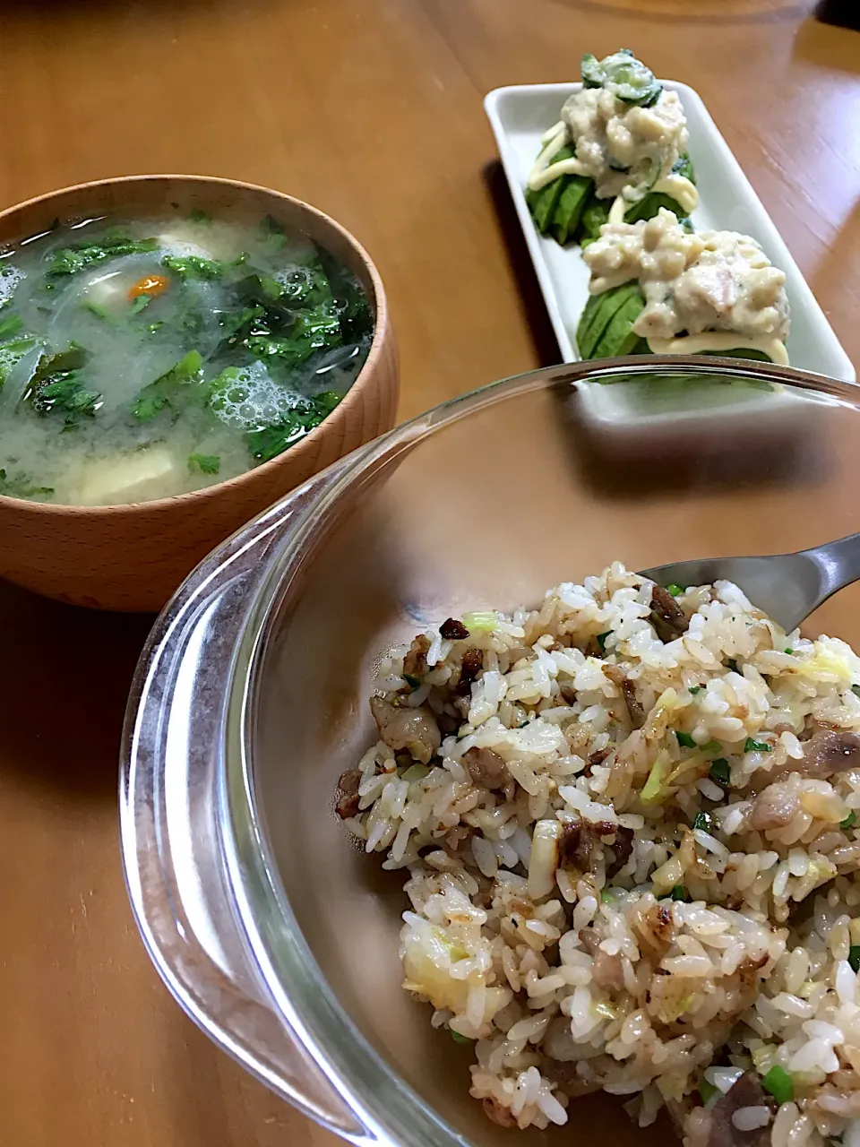 補気おうちランチ♡ラム肉ガーリックピラフ、春菊お豆腐クコの実のお味噌汁、アボカドのポテサラ載せ😋|さくたえさん