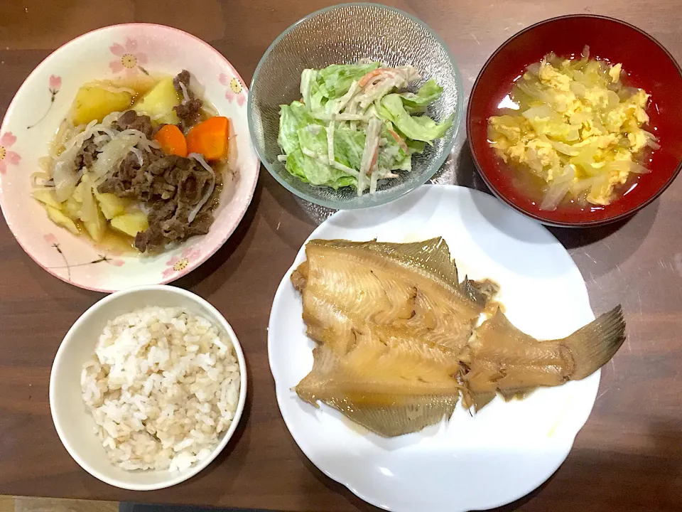 かれいの煮付け キャベツの味噌汁 レタスとごぼうのサラダ 肉じゃが|おさむん17さん