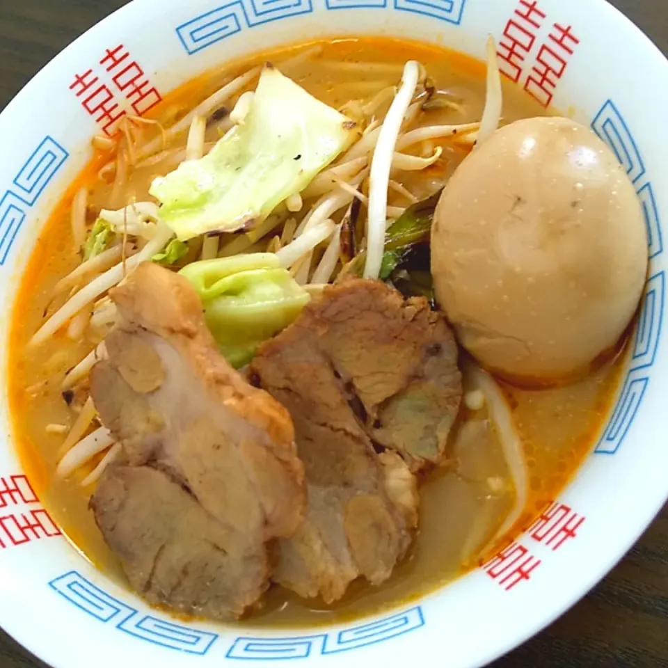 Snapdishの料理写真:手作りチャーシュー、味玉で味噌ラーメン|じょうさん