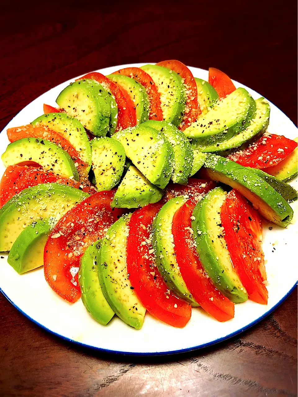 Snapdishの料理写真:taruto⭐️さんの料理 アボカドとトマトのカプレーゼ風🥑🍅|Na_oさん