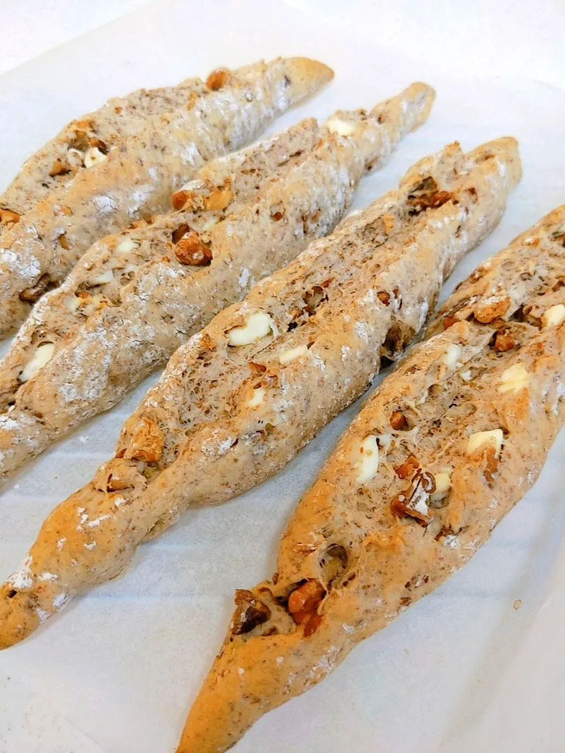 パン作り★
グラハムナッツ。全粒粉の生地にクリームチーズとローストの胡桃を沢山入れて焼いてます。香ばしくて美味しかった♡|yuriさん