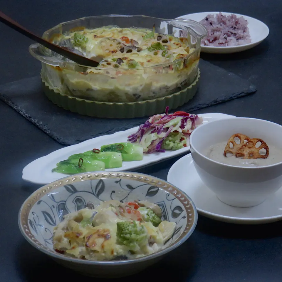 今晩は、５種のキノコの味噌グラタン、蕾菜ペペロンチーノ、旬菜胡麻ドレサラダ、牛蒡とポルチーニのポタージュ、黒米ご飯|akazawa3さん