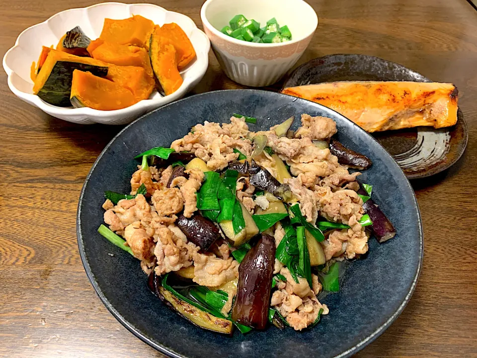 豚肉とナスの生姜炒め、鮭の西京焼き、かぼちゃの煮物、オクラ|なちゃむさん