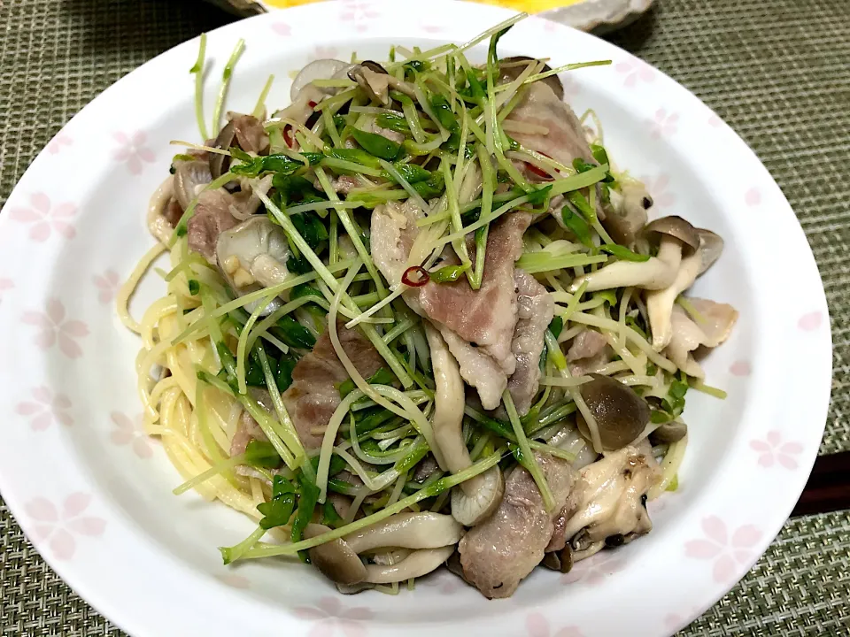 Snapdishの料理写真:豆苗と豚肉の柚子胡椒パスタ|こぐまさん