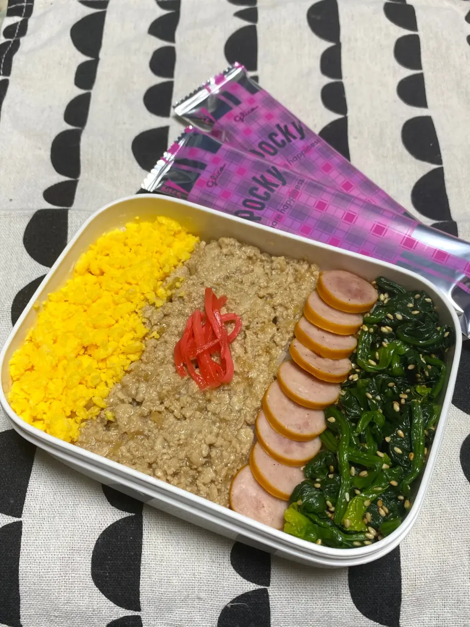 Snapdishの料理写真:息子のお弁当(強制～冷蔵庫にあるもので😁)|かあたんさん