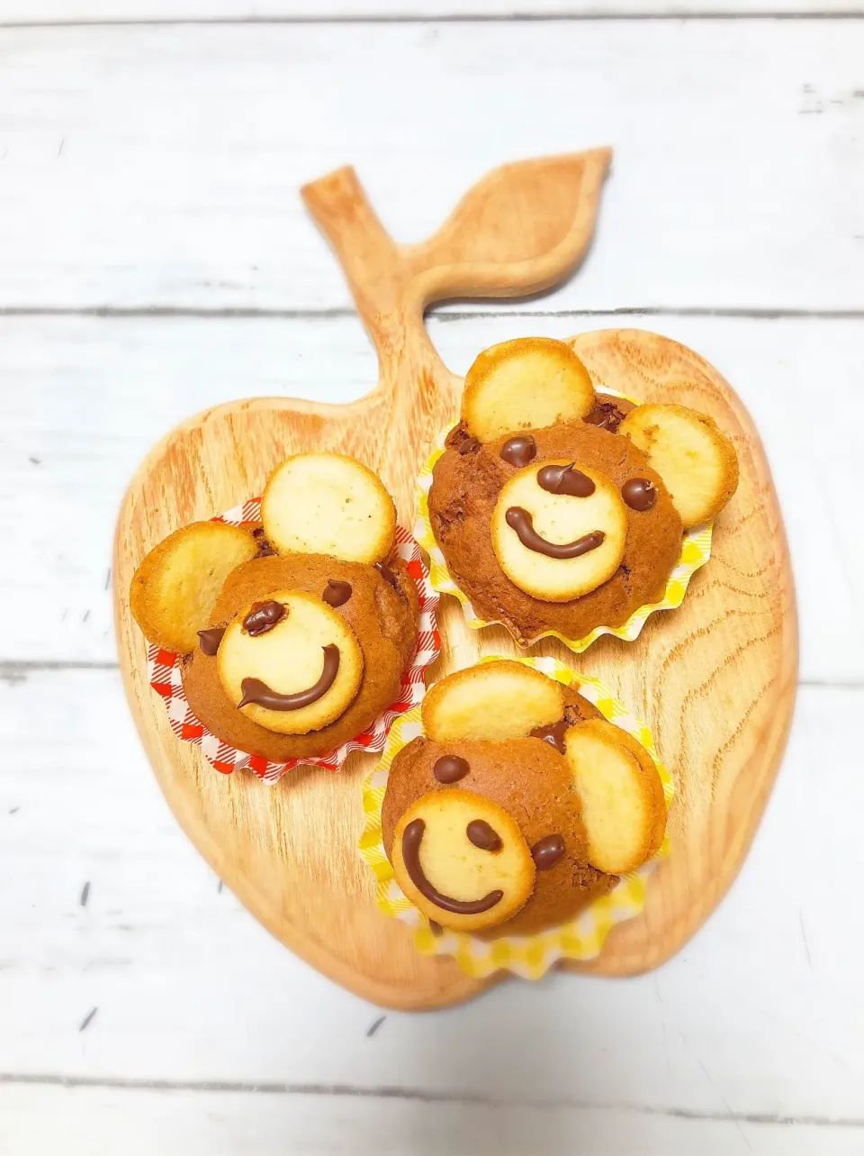 Snapdishの料理写真:友チョコ♡くまちゃんチョコカップケーキ|ゆっきー♪さん