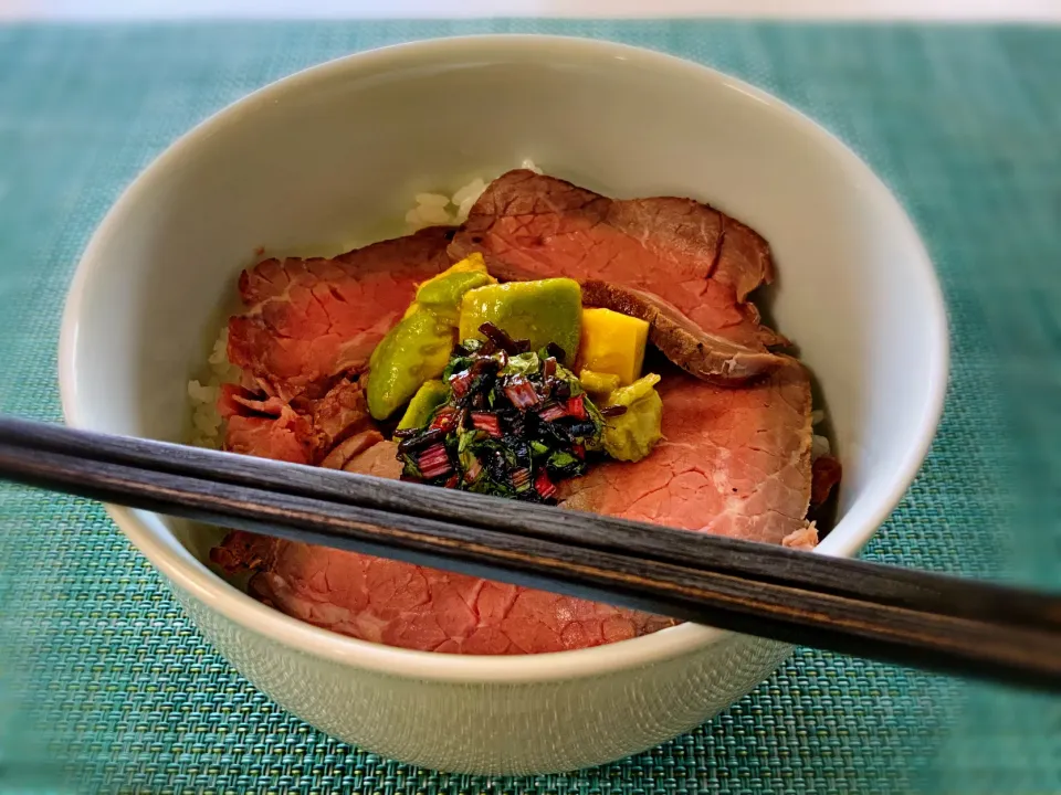 Snapdishの料理写真:ローストビーフ丼に麺つゆ漬けのアボカドとラディッシュ葉の即席漬|mattさん