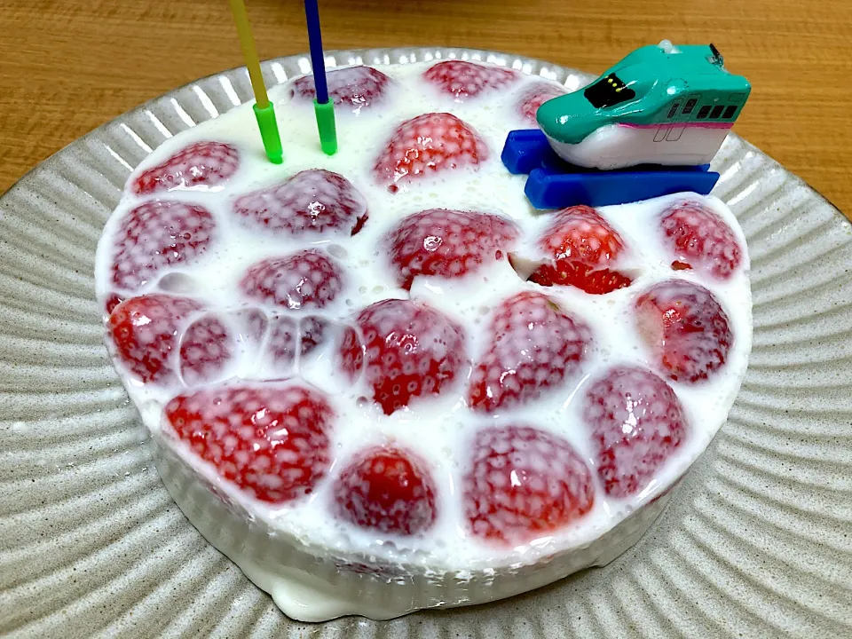 Snapdishの料理写真:＊べびたん２歳お誕生日ケーキ🎂🎉＊|＊抹茶＊さん