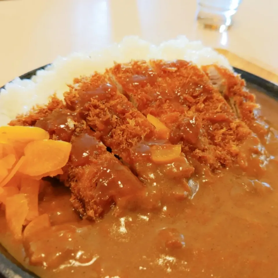 今日のランチ★
とんかつを載せたカレーです。
私ここのお店のカレーもスパイスが効いててピリ辛で熱々なのが好き♡|yuriさん