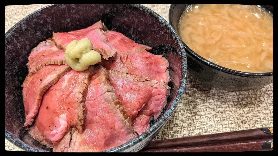 ローストビーフ丼とオニオンスープ|えびフライさん