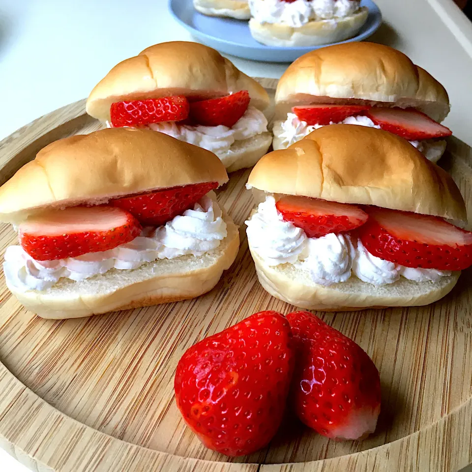 いちごホイップサンド🍓|なばちゃん。さん