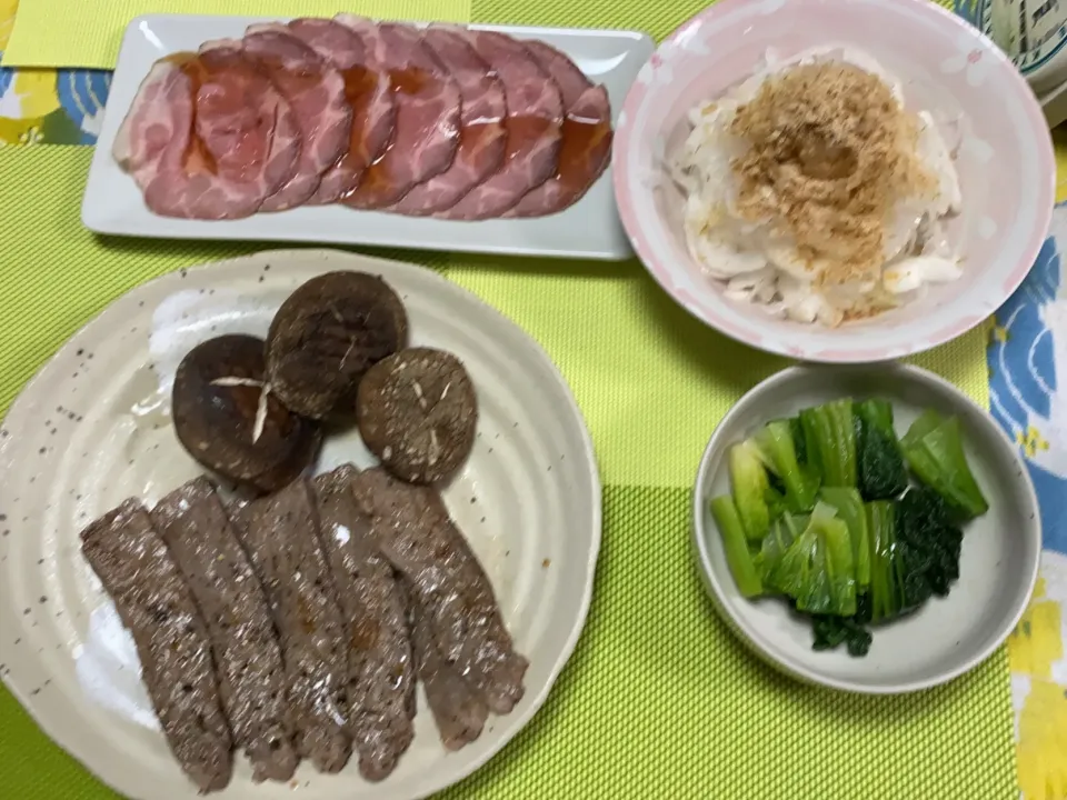 Snapdishの料理写真:牛カルビと椎茸焼き、ローストポーク、サラダタマネギ、ちぢみゆきなおひたし|peanutsさん