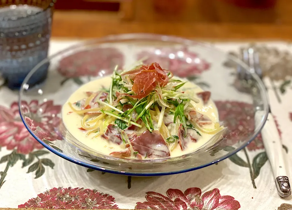 Snapdishの料理写真:生ハムと水菜のクリームチーズソースパスタ🧀|まめすけ。さん