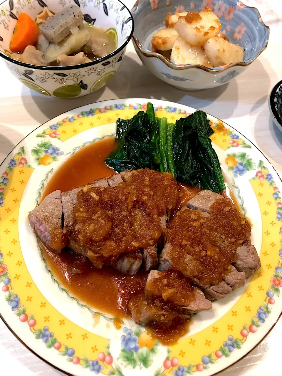 割引肉のステーキ　おろしにんにくソースで　　　山芋の梅肉和え　もつ煮|キヨさん