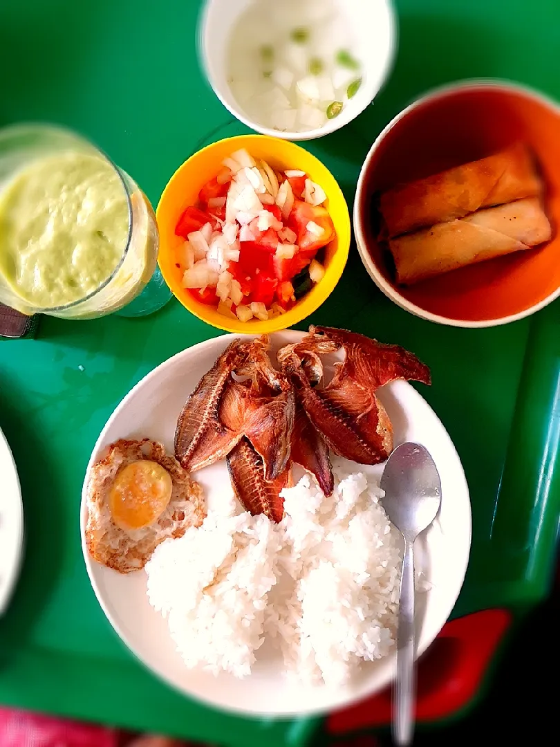 daing, prito isda,lumpia gulay,at  avocado shake + sawsan sukat at kamatis 
#|aryanさん