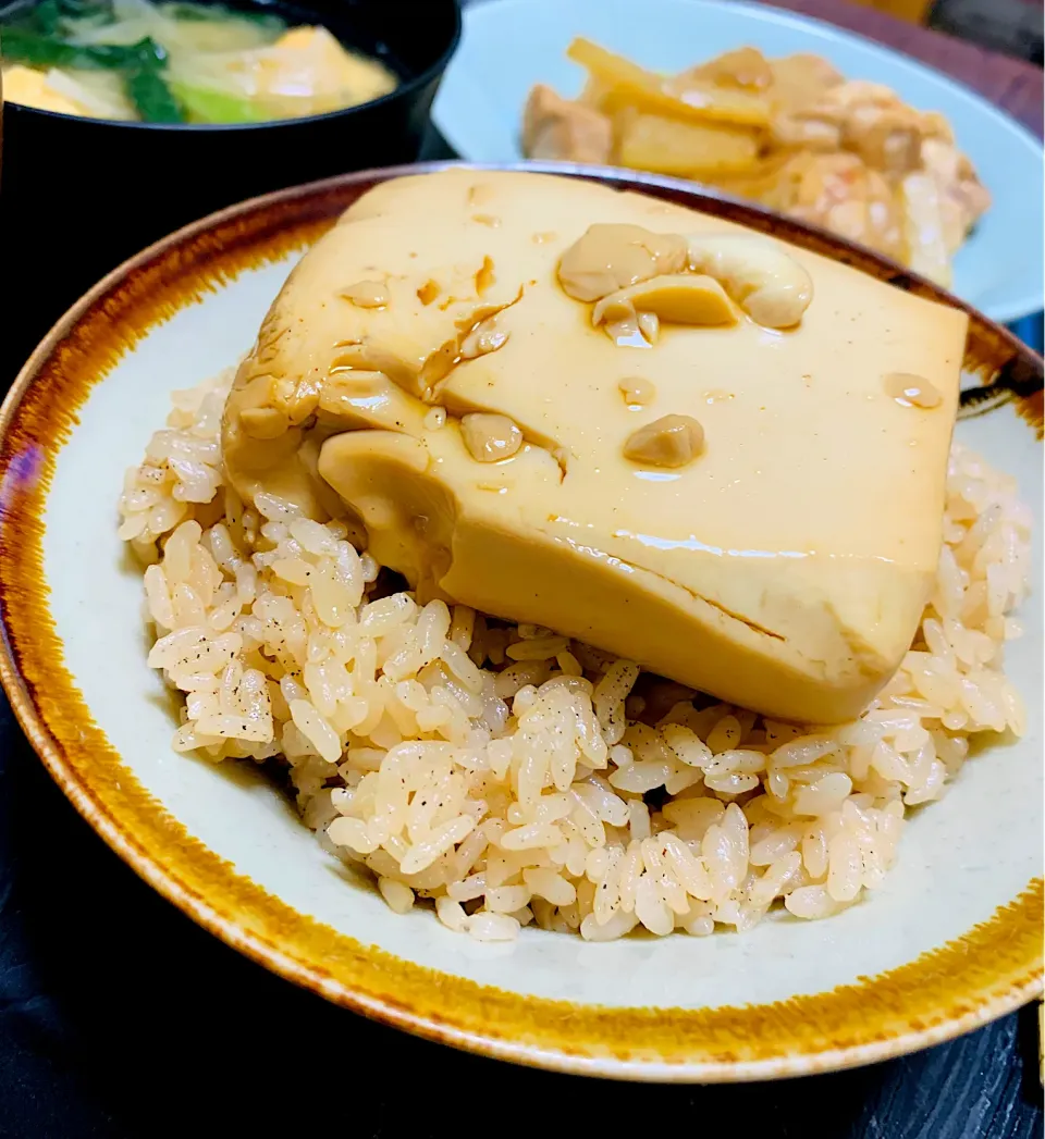 煮込んだお豆腐を茶飯に乗っける「とうめし」🍚|ちはるさん