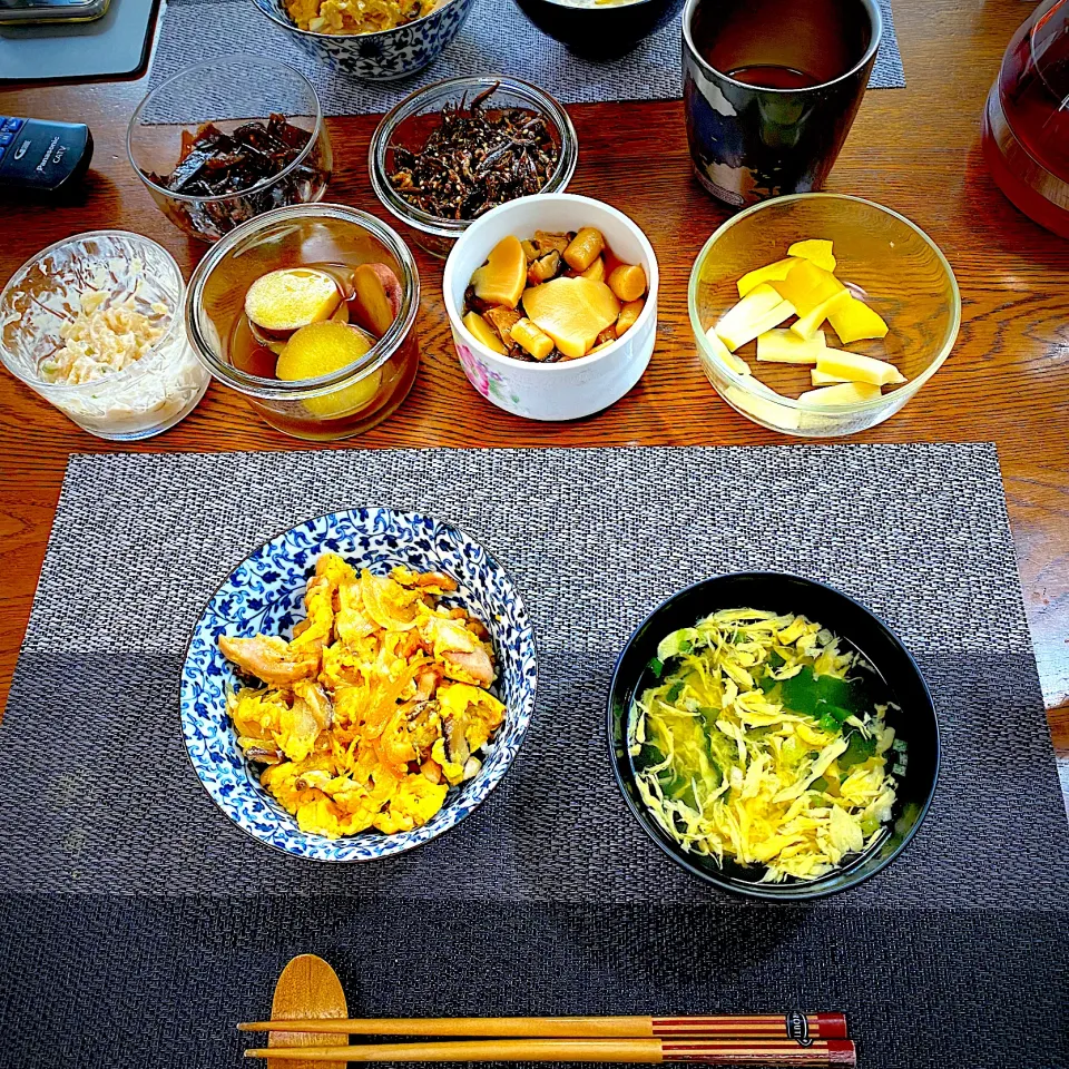 親子丼、常備菜、漬物、残り物、卵スープ|yakinasuさん