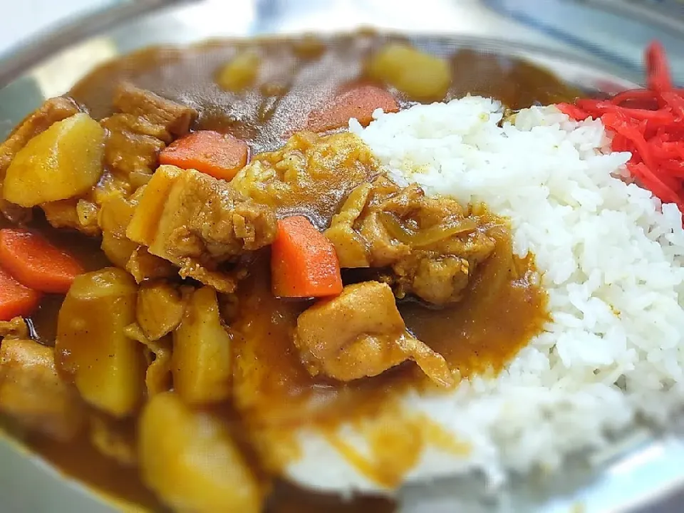 カレー。福神漬けなかったので紅しょうが。|kadaoさん