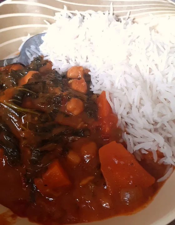 Snapdishの料理写真:sweet potato,  kale and chickpea curry|happy tummyさん