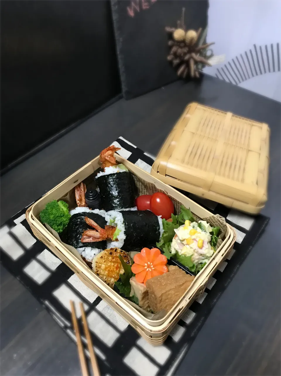 Snapdishの料理写真:海老フライ巻き寿司弁当|sasori595さん