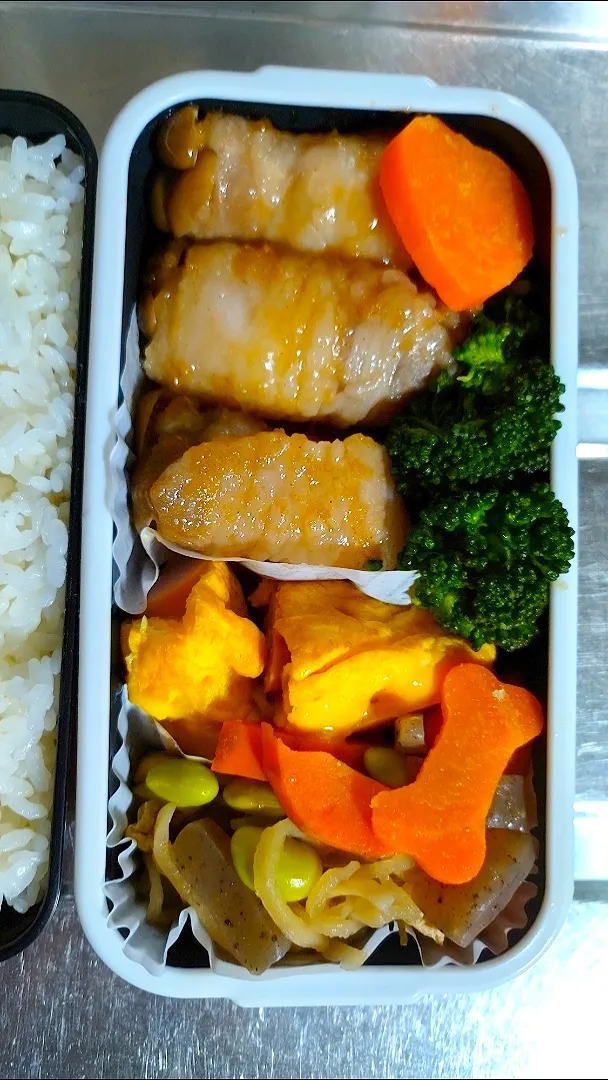 Snapdishの料理写真:旦那弁当　2021/2/22

しめじの肉巻き+ブロッコリー
にんじんのグラッセ
ウインナーチーズオムレツ
切り干し大根の煮物|ユキヨメ♪さん