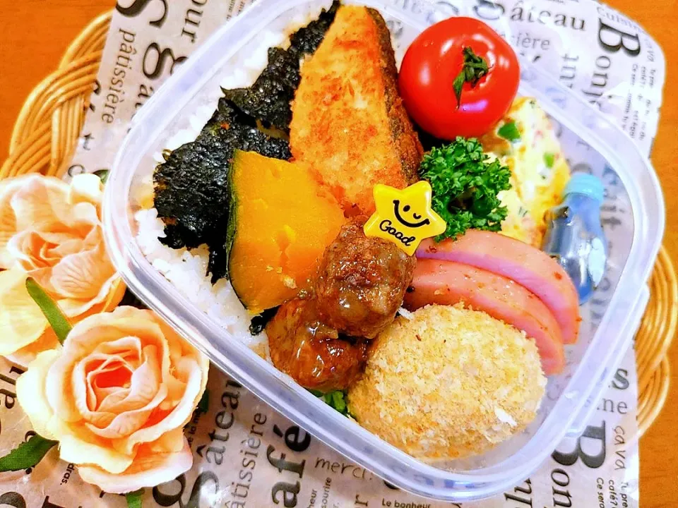 今日はのり弁当★
毎度同じ具材（笑）今日は鮭のフライが入っております。当分、旦那さん一人だけの弁当が続きます〜(^^)しかし、朝晩の冷え込みが少しだけマシになったような気がするのは私だけ？|yuriさん