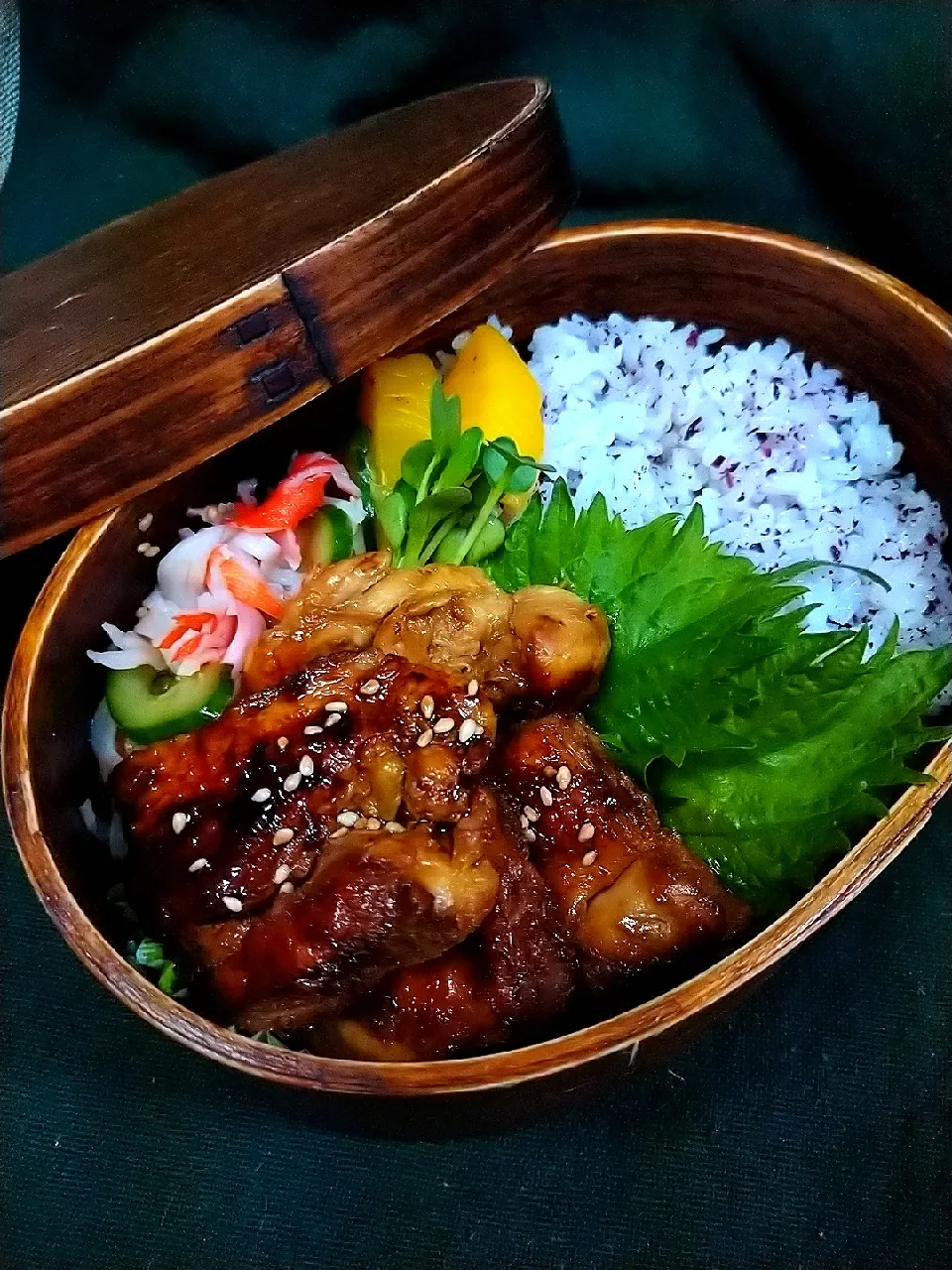 シソご飯と鶏の<鰻のタレ>焼き　酢の物
　今日のお弁当*8|cheryl_tasteさん