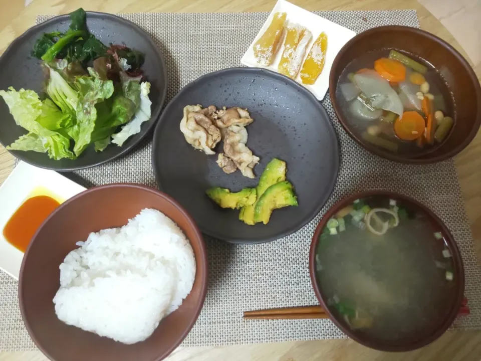 白飯
わかめの味噌汁
豚肉とアボカドの甘炒め
いんげんと人参と玉ねぎと大豆と白ネギとしいたけの煮物
ほうれん草の塩ゆで
ちぎりレタスの海藻サラダ
干しいも|あぎふぁんさん