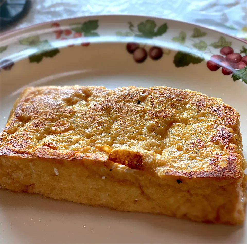 1日置いて、水分を少し抜いた厚揚げ豆腐をこんがりオリーブオイルで炙った、それだけモーニング！|ひろゆきさん