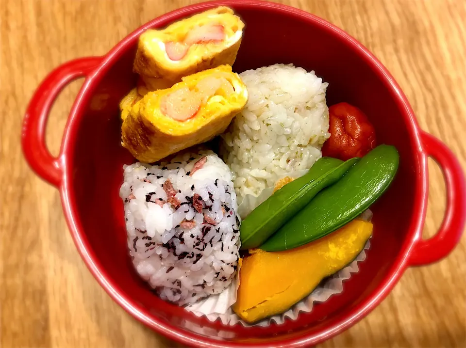 小食サラ弁　　　　　　　　　　　　　　　　おにぎり　カニカマ卵焼き　南瓜煮付け　スナップえんどう|じゅんさんさん